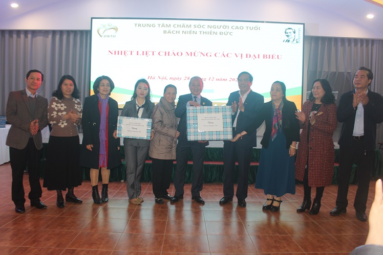 Chủ tịch Nguyễn Thanh Bình thăm, tặng quà NCT tại Trung tâm Chăm sóc NCT Bách niên Thiên Đức